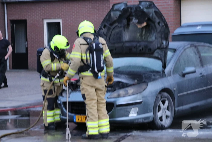 Auto vat vlam voor de garage