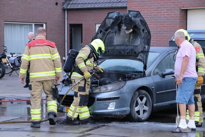 Auto vat vlam voor de garage
