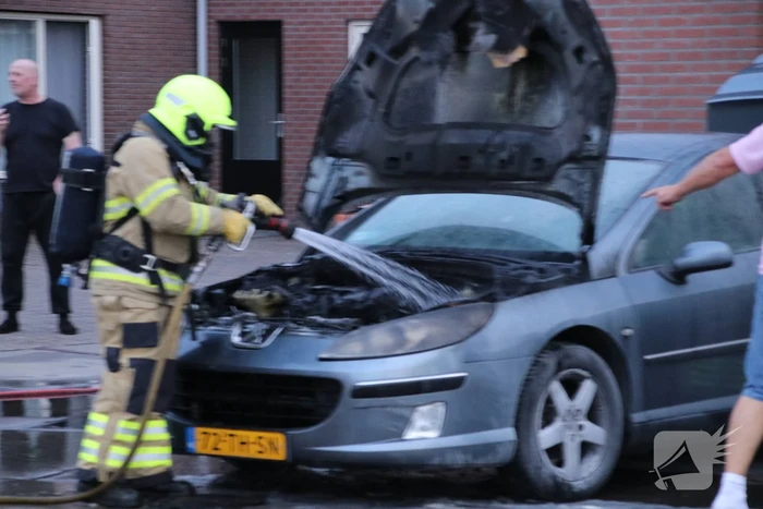 Auto vat vlam voor de garage