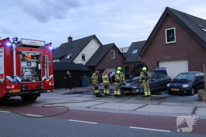 Auto vat vlam voor de garage