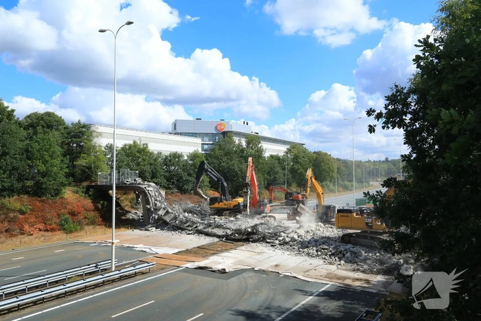 Snelweg afgesloten door sloop brug