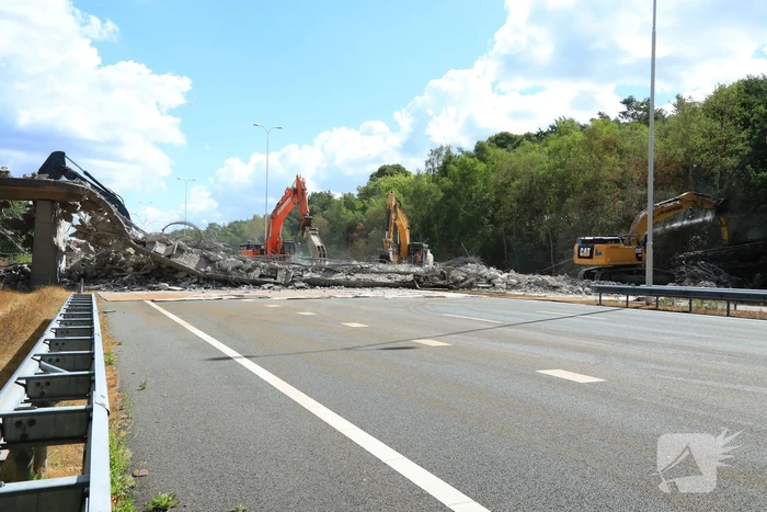 Snelweg afgesloten door sloop brug