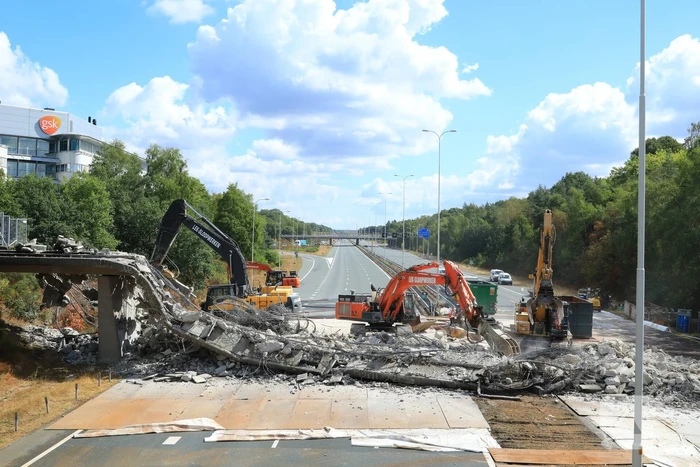 Snelweg afgesloten door sloop brug