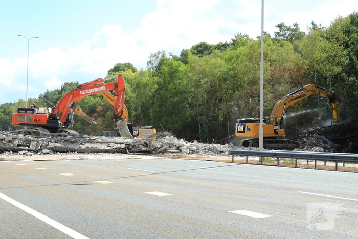 Snelweg afgesloten door sloop brug
