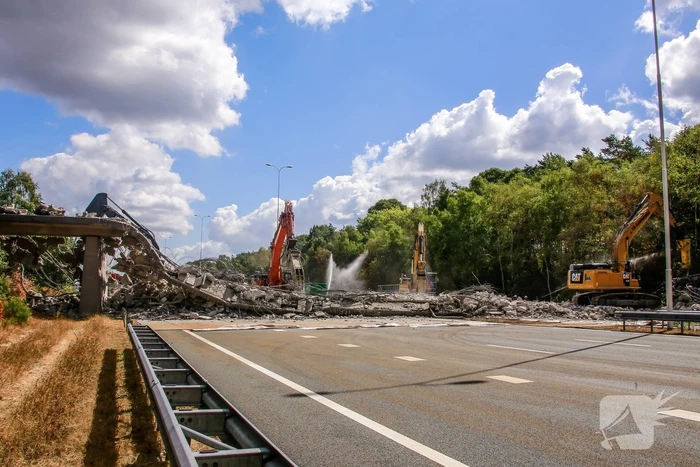 Snelweg afgesloten door sloop brug