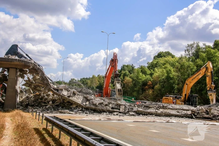 Snelweg afgesloten door sloop brug