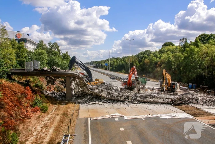 Snelweg afgesloten door sloop brug