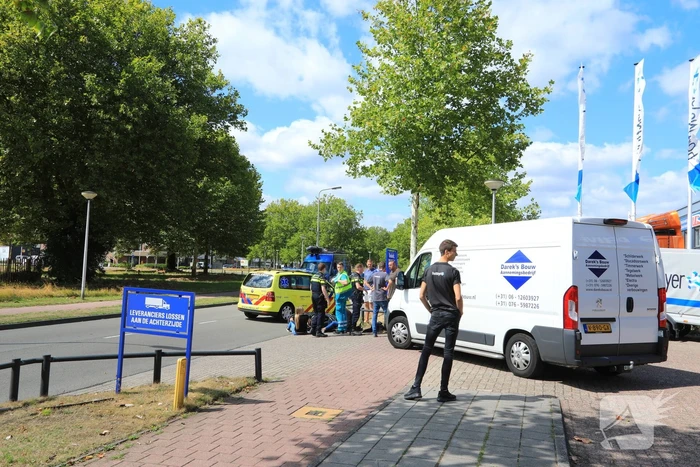 Twee dames op scooter aangereden door bestelbus