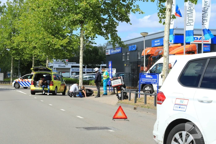 Twee dames op scooter aangereden door bestelbus
