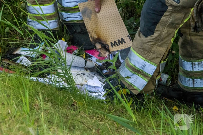SKA-juf ontdekt in brand gestoken tas met schoolspullen