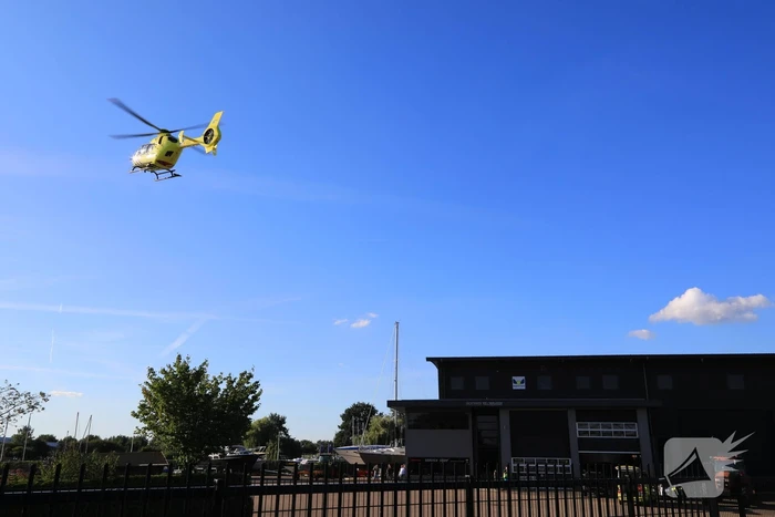 Persoon ernstig gewond na val van boot