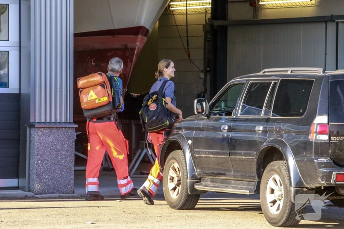 Persoon ernstig gewond na val van boot