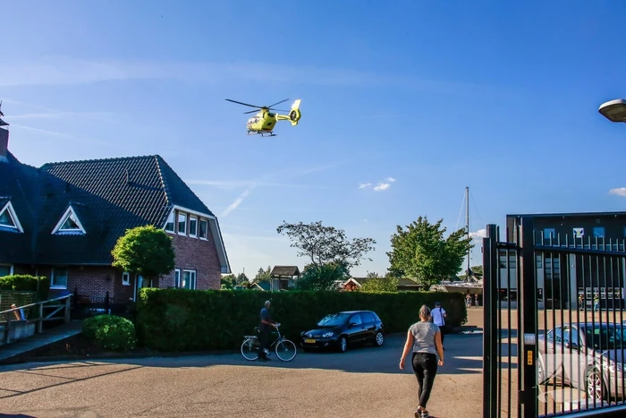 Persoon ernstig gewond na val van boot