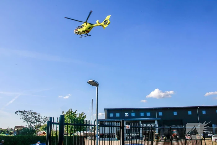 Persoon ernstig gewond na val van boot