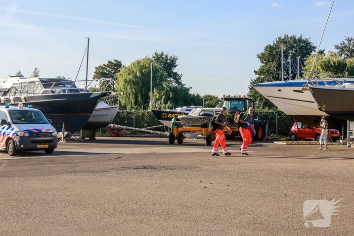Persoon ernstig gewond na val van boot