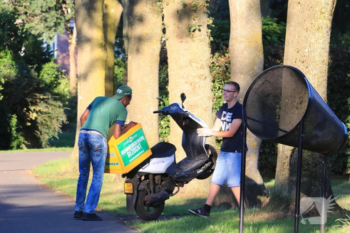 Twee pizzakoeriers knallen op elkaar