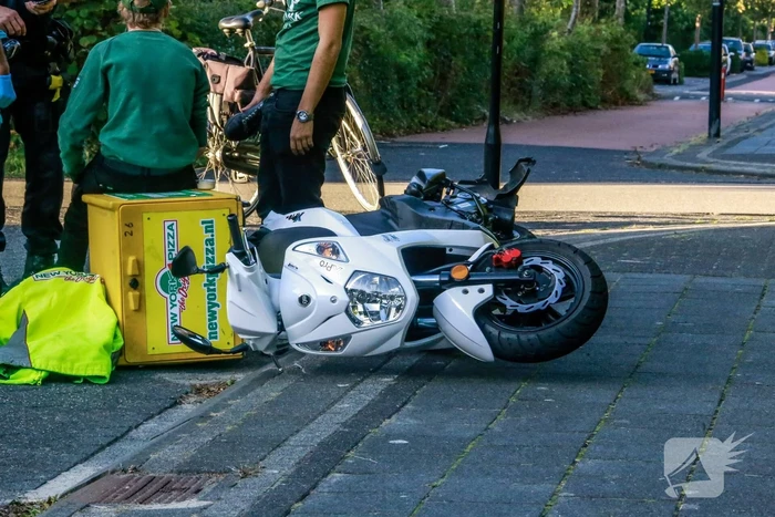 Twee pizzakoeriers knallen op elkaar