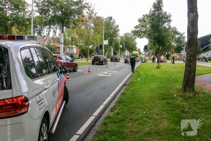 Auto rijdt vol achter op motor