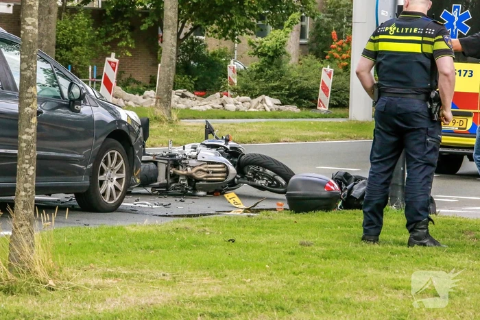 Auto rijdt vol achter op motor