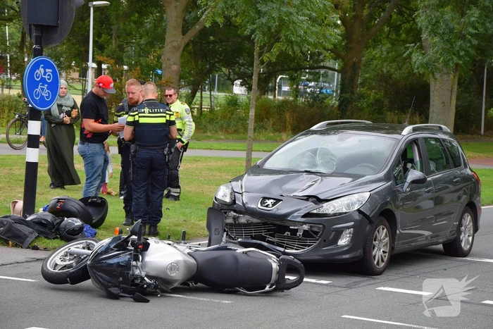 Auto rijdt vol achter op motor