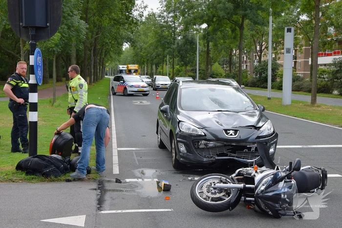 Auto rijdt vol achter op motor