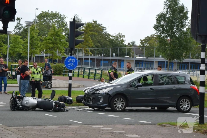 Auto rijdt vol achter op motor