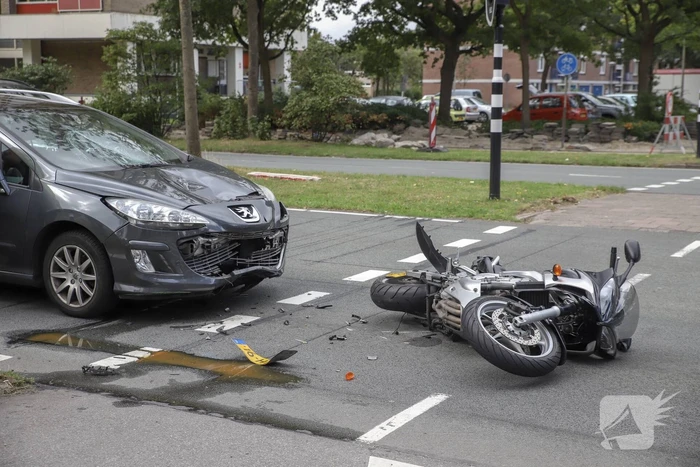 Auto rijdt vol achter op motor