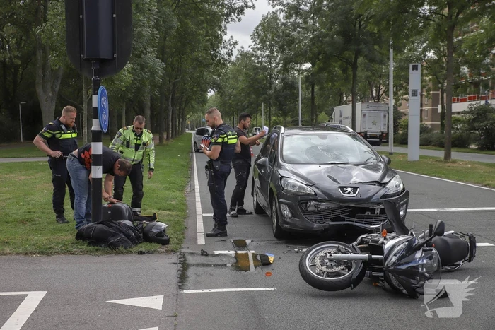 Auto rijdt vol achter op motor