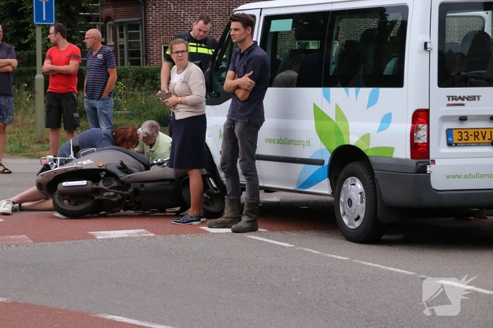 Scooterrijder gewond bij botsing met taxibus