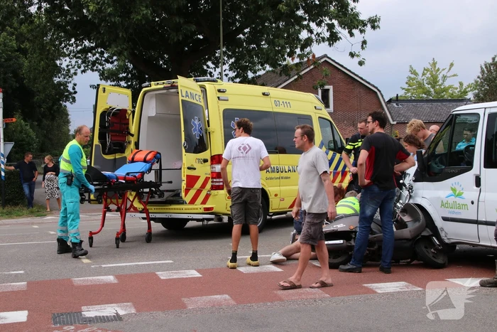 Scooterrijder gewond bij botsing met taxibus