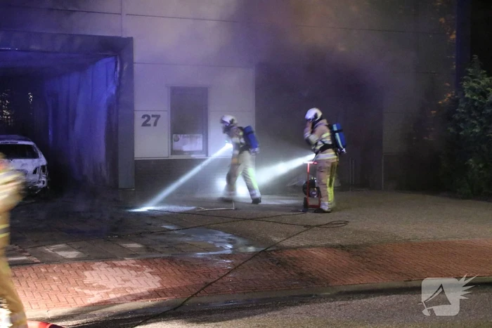 Auto brand uit in loods