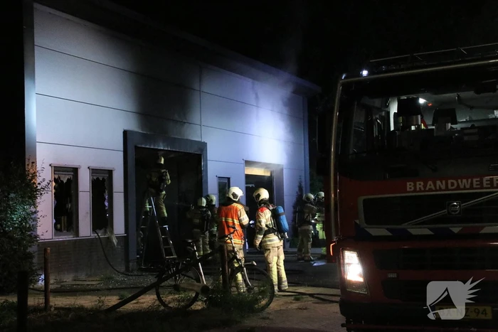 Auto brand uit in loods