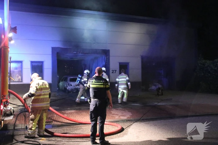 Auto brand uit in loods