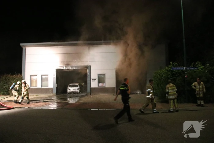 Auto brand uit in loods