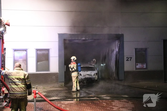 Auto brand uit in loods