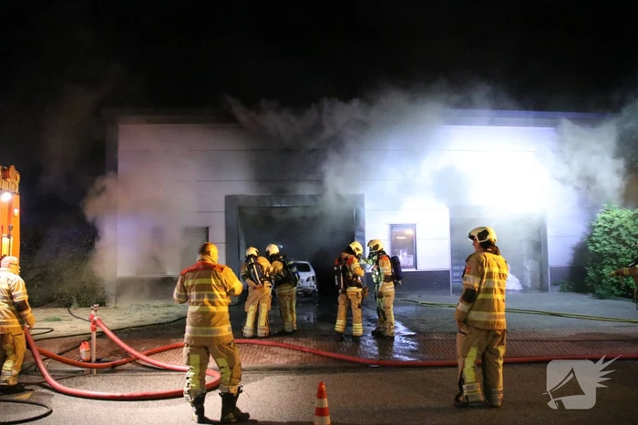 Auto brand uit in loods