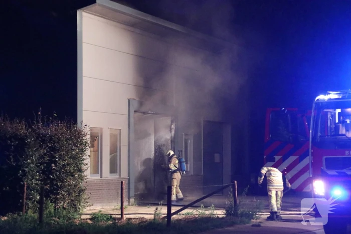 Auto brand uit in loods