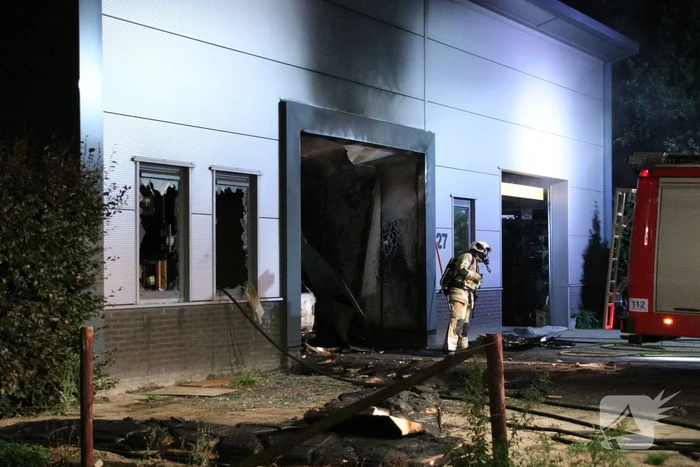 Auto brand uit in loods