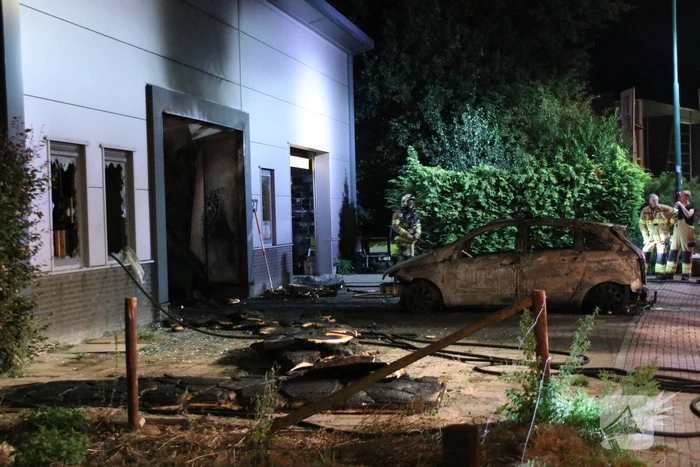 Auto brand uit in loods