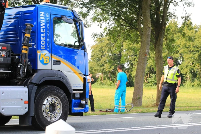 Racefietser ernstig gewond na aanrijding met vrachtwagen