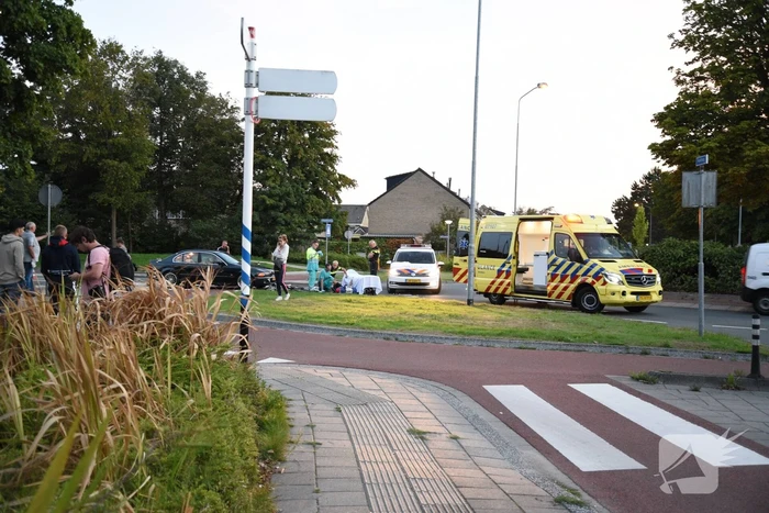 Wielrenster van haar fiets gereden op rotonde