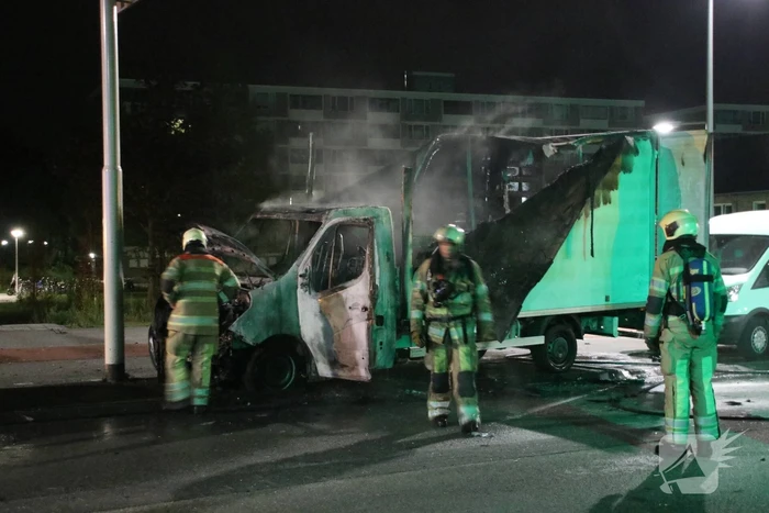 Bestelwagen brand volledig uit