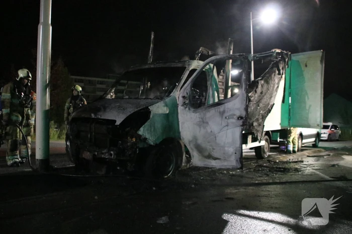 Bestelwagen brand volledig uit
