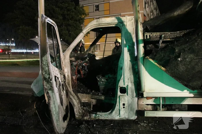 Bestelwagen brand volledig uit