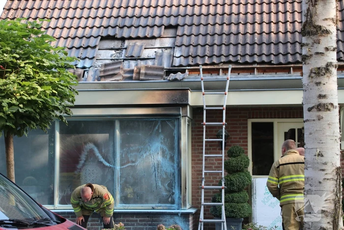 Loodgieter gewond bij dakbrand