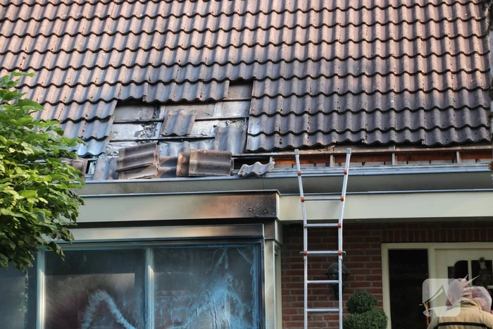 Loodgieter gewond bij dakbrand