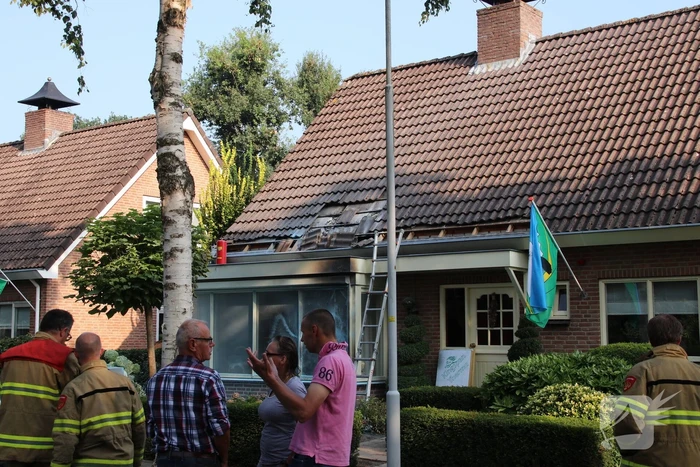 Loodgieter gewond bij dakbrand