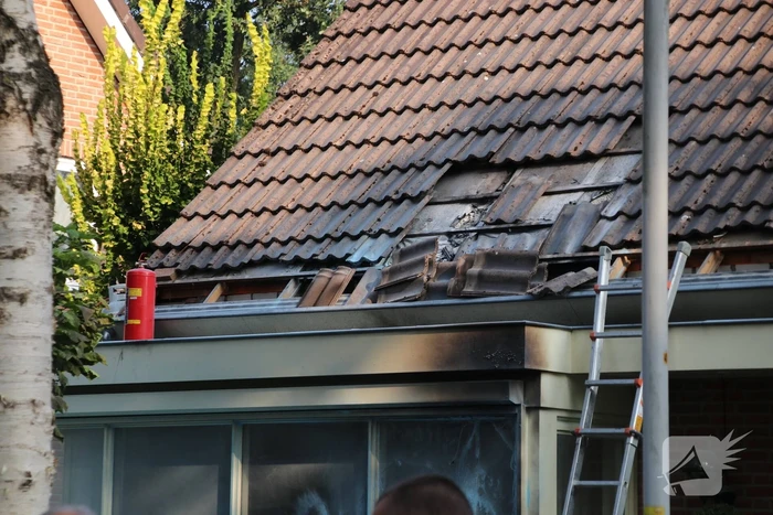 Loodgieter gewond bij dakbrand