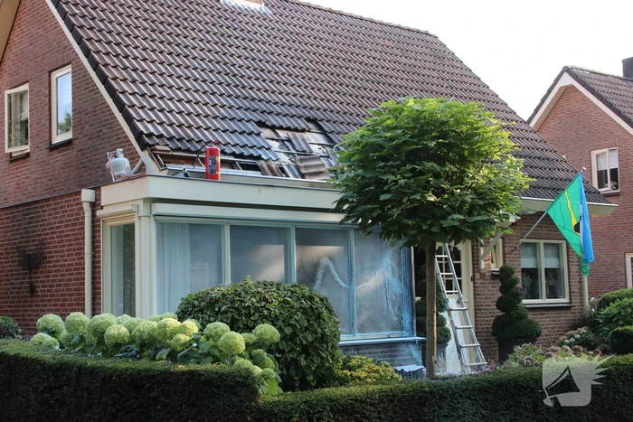 Loodgieter gewond bij dakbrand