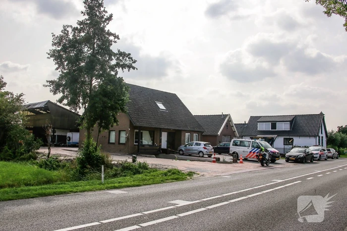 Man zwaargewond bij incident bij woning